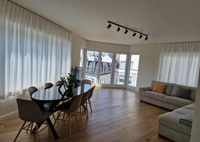 Luxury Renovated 3 Rooms Apartment
