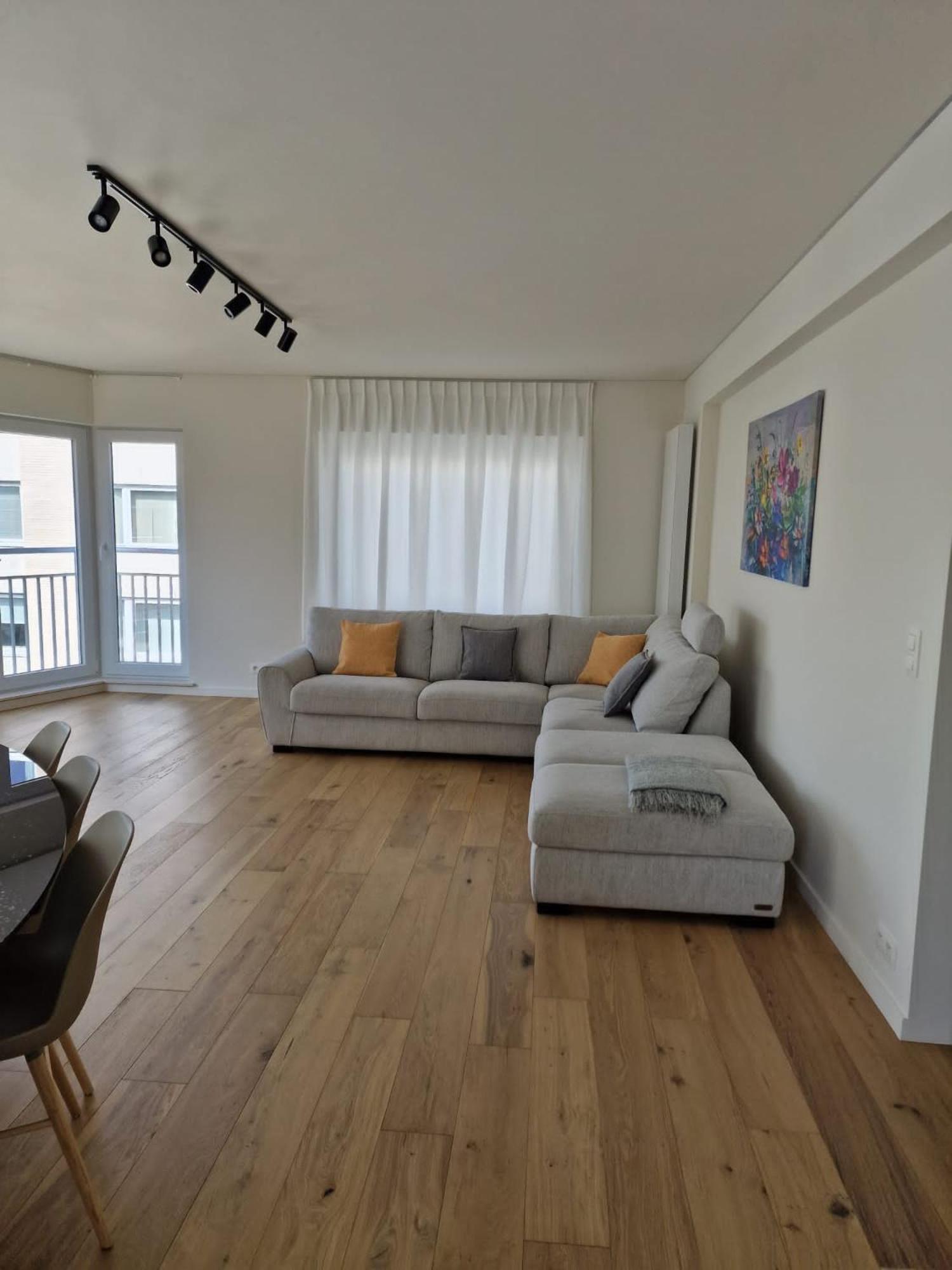 Luxury Renovated 3 Apartment