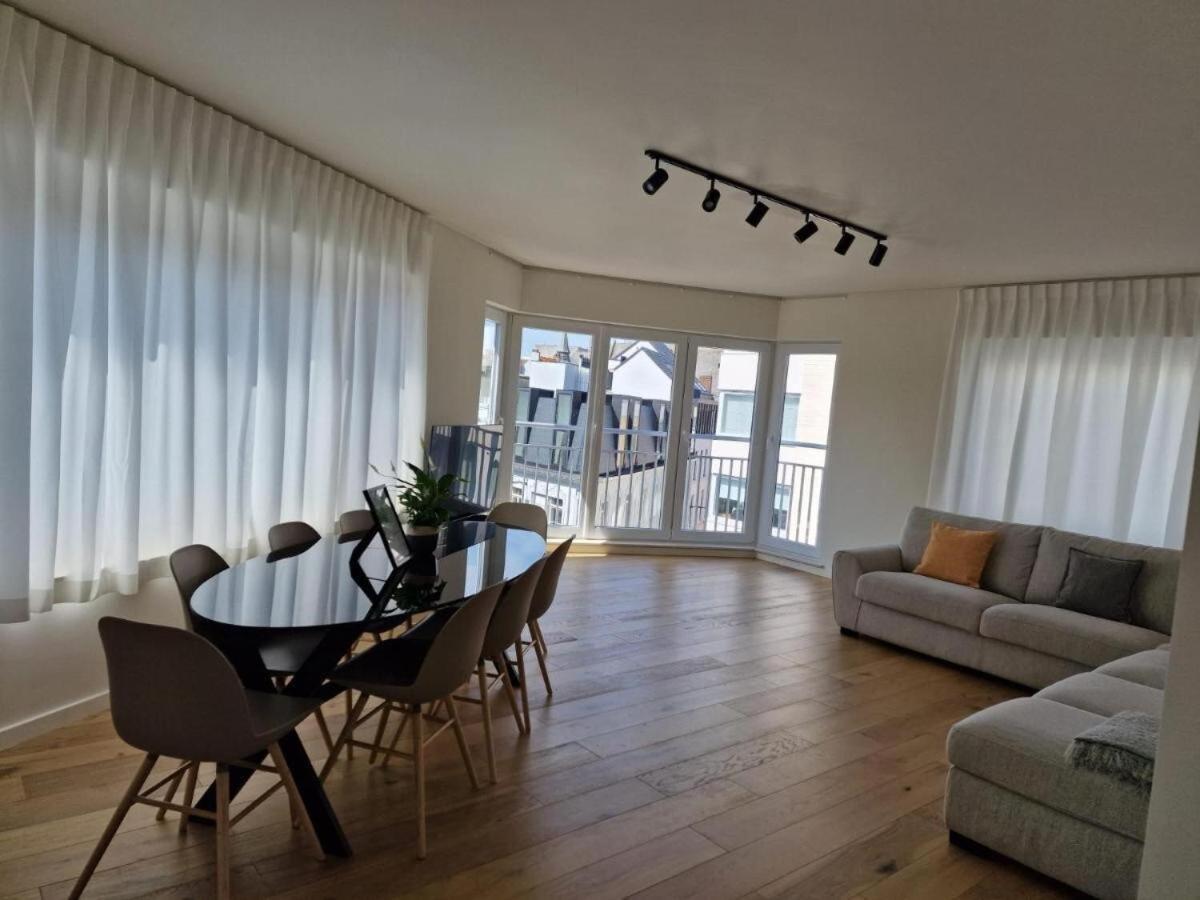 Luxury Renovated 3 Apartment